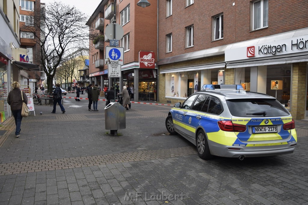 Einsatz BF Koeln Messerstecherei Koeln Porz Josefstr P17.JPG - Miklos Laubert